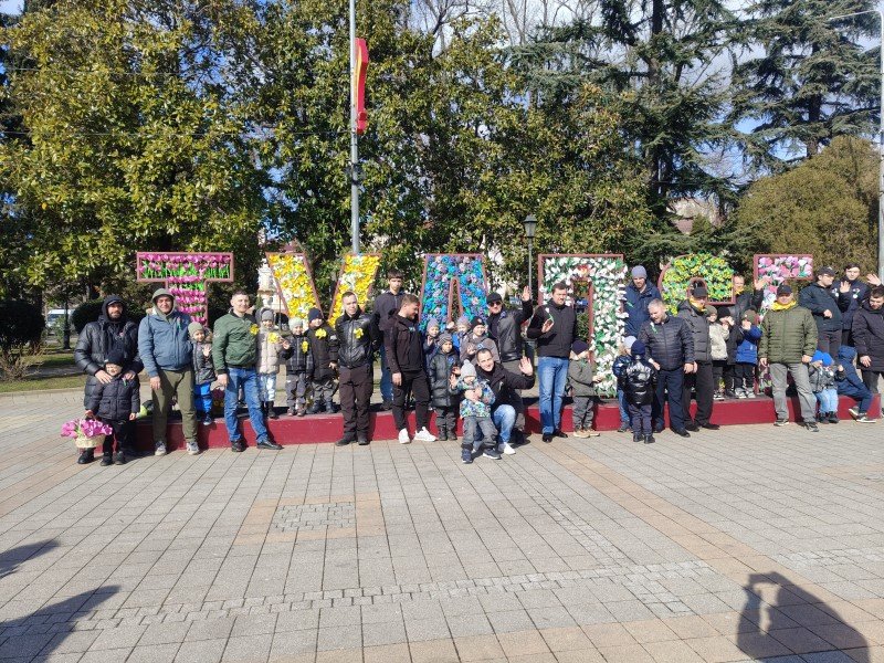 Детсадовцы украшают Туапсе к 8 марта