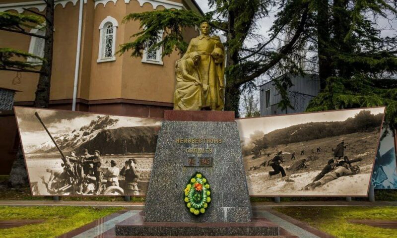 Масштабное панно из фотографий в честь участников ВОВ