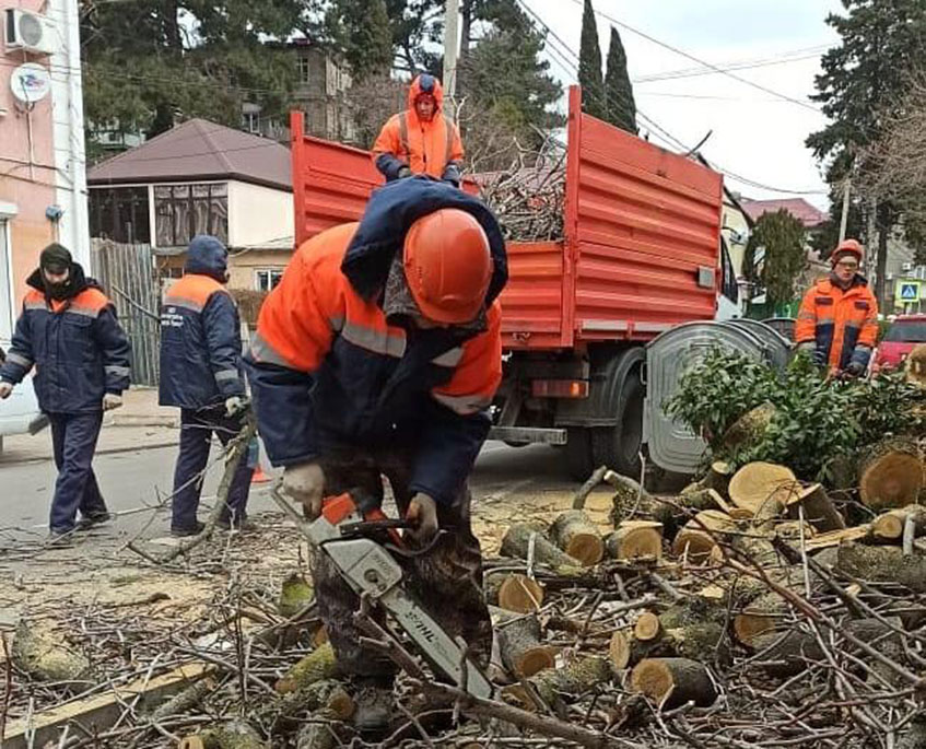 В Туапсе устраняют последствия непогоды