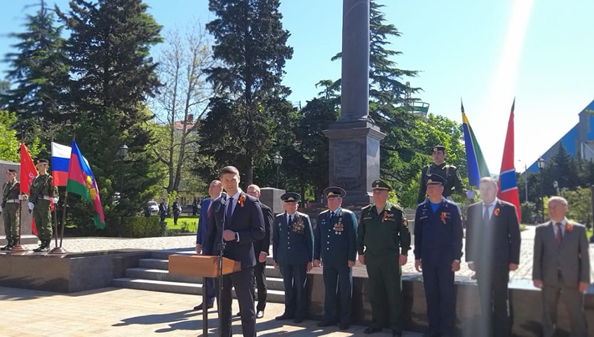В Туапсе торжественно открыли три постамента с именами героев обороны города